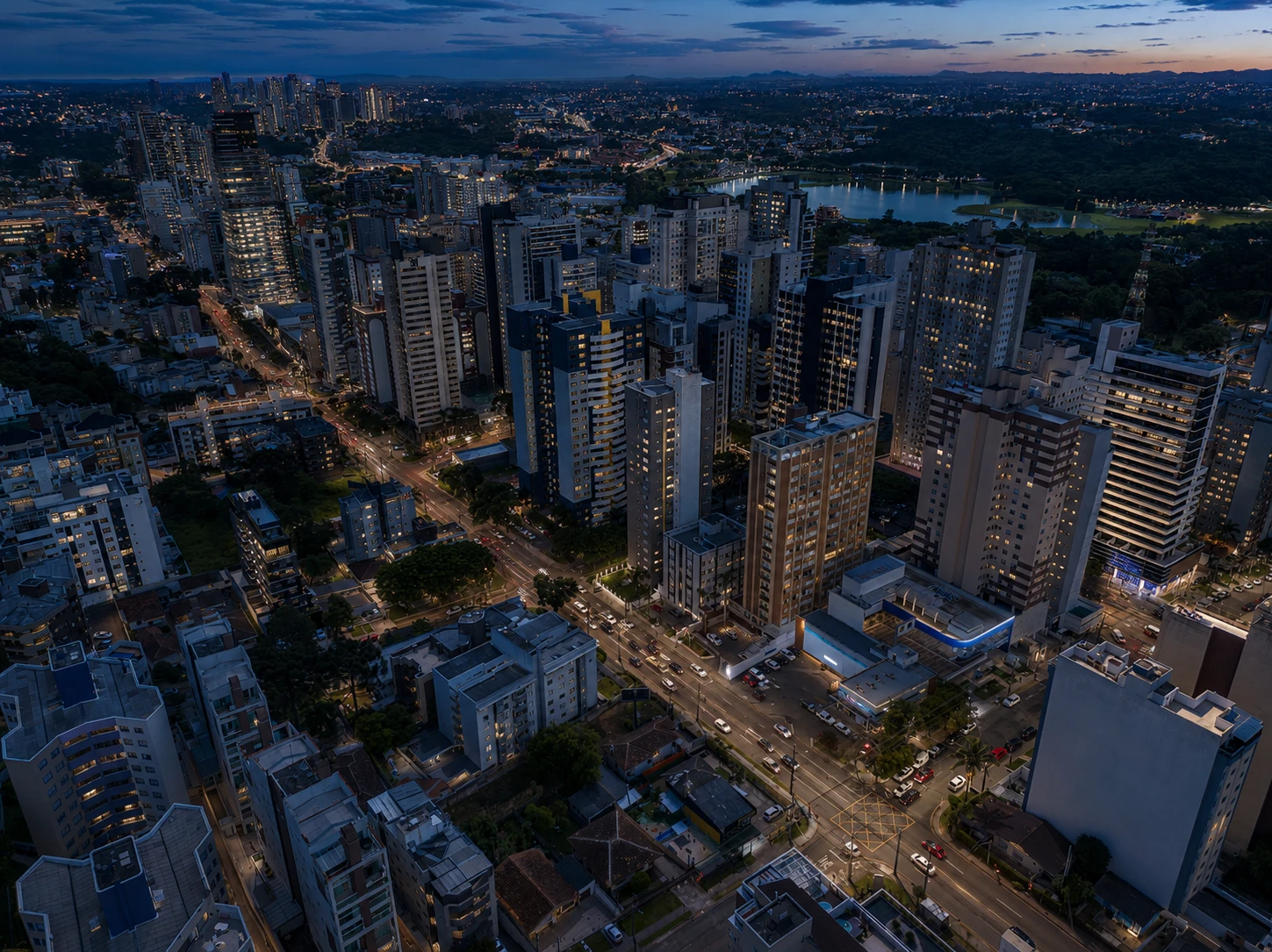 Vista aérea noturna aberta do Bigorrilho em direção ao Parque Barigui