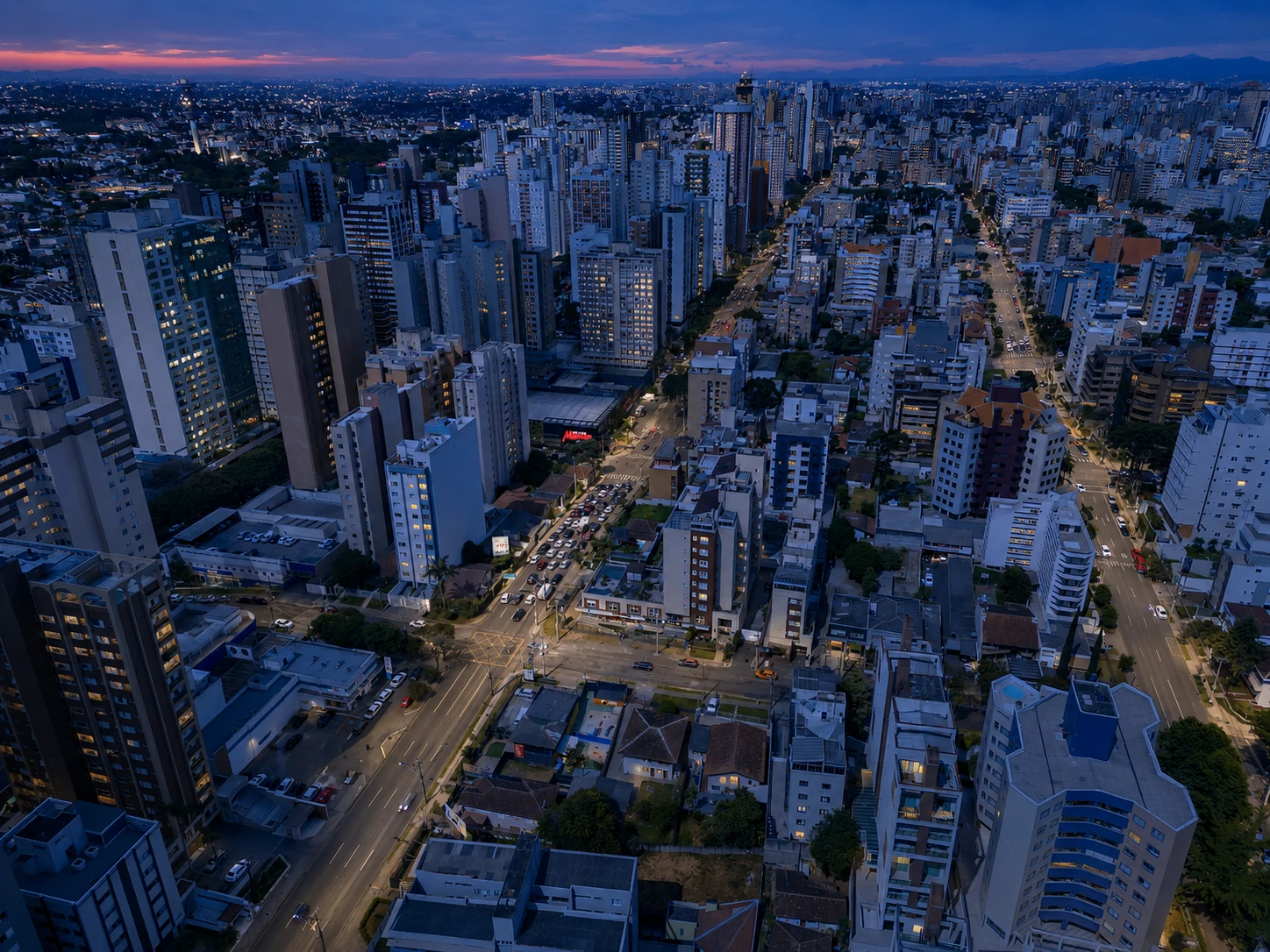 Vista aérea noturna aberta do Bigorrilho em direção ao Centro de Curitiba