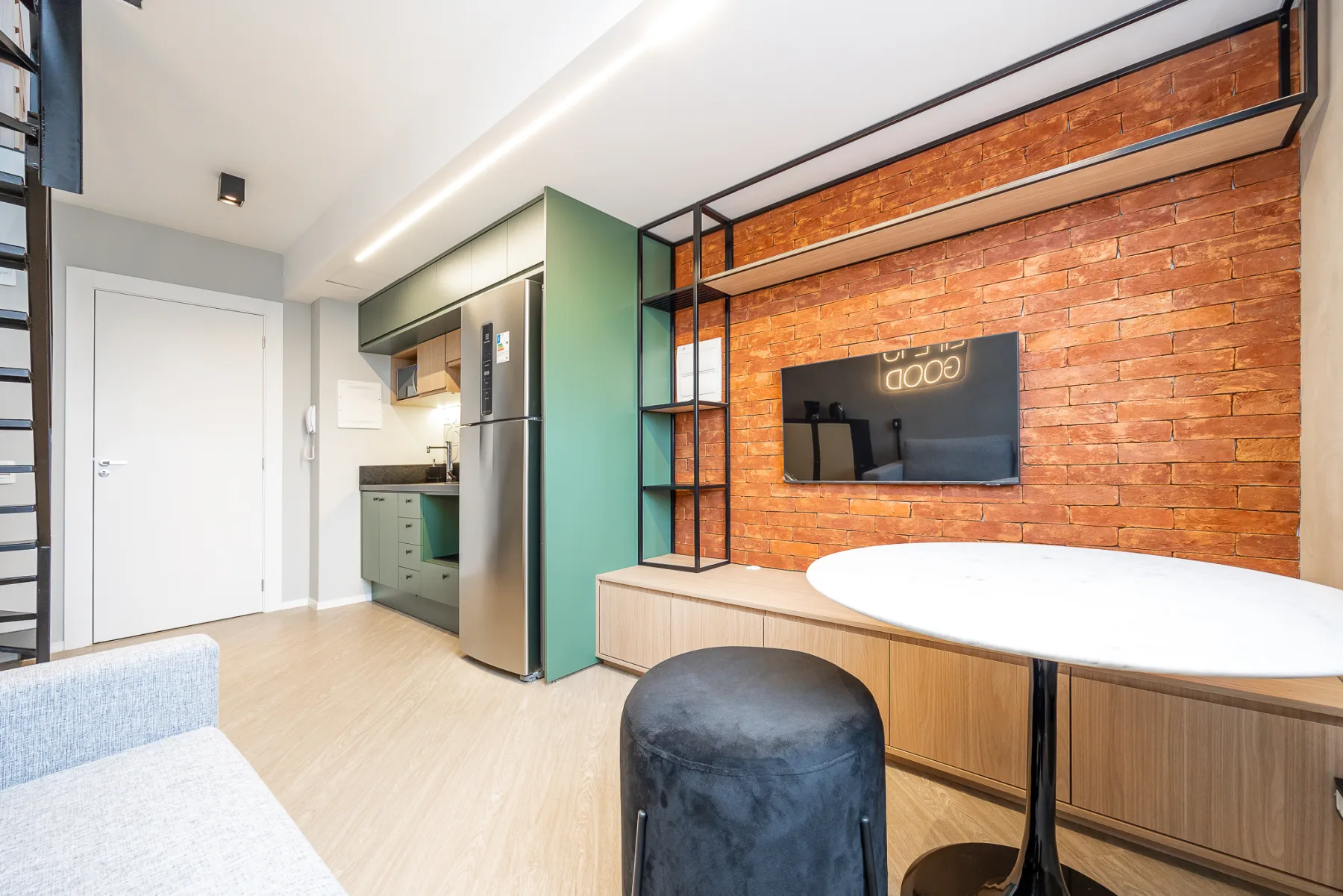 Cobertura duplex decorada, com sala, cozinha e escada