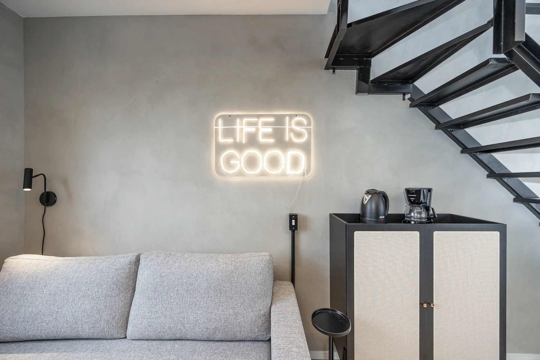 Escada e sala de uma cobertura duplex decorada