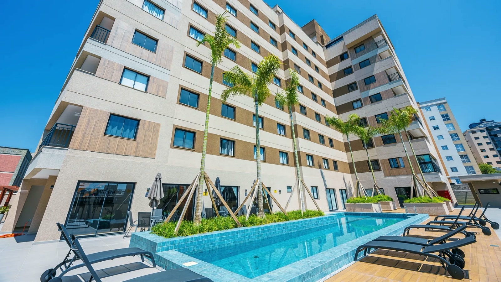 Piscina, deck e fachada interna do One House