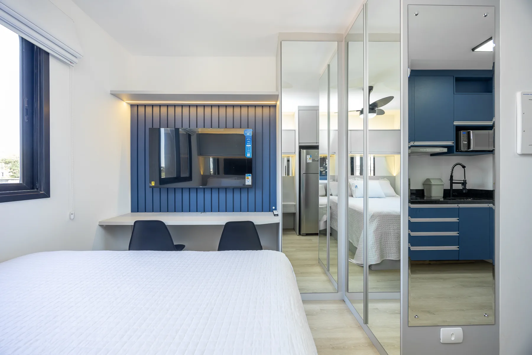 Studio real do One House, com dormitório, bancada de trabalho e cozinha integrados